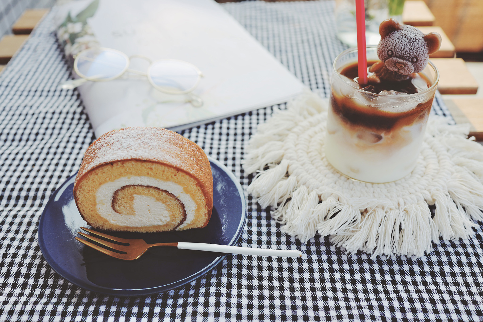 ロールケーキとカフェラテのセット